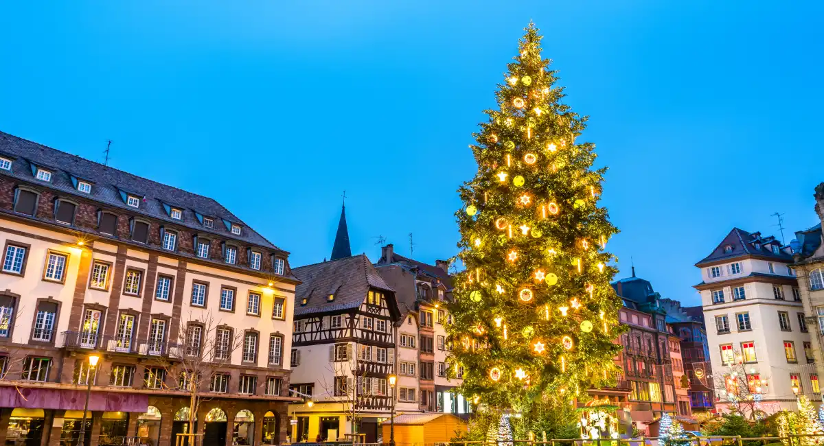 image-banner-stock-christmas-tree-on-place-kleber-in-strasbourg-1198037501.webp