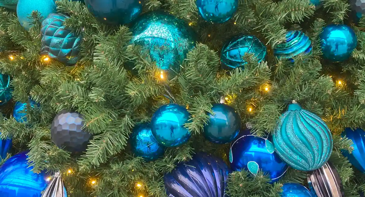 Holiday tree in a organic winter design