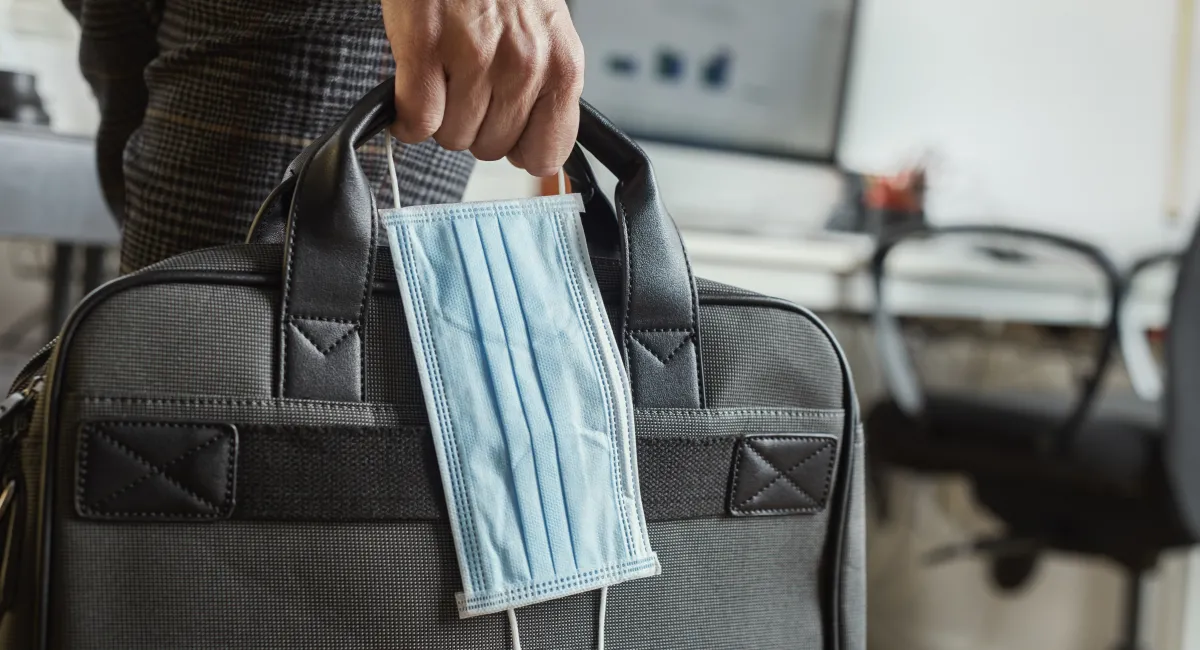 image-banner-stock-man-with-a-briefcase-and-a-surgical-mask-1221364691 (1).webp