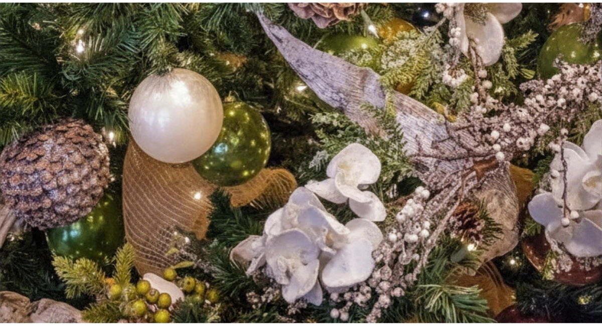 Christmas tree with the Southern Grandeur trend depicted