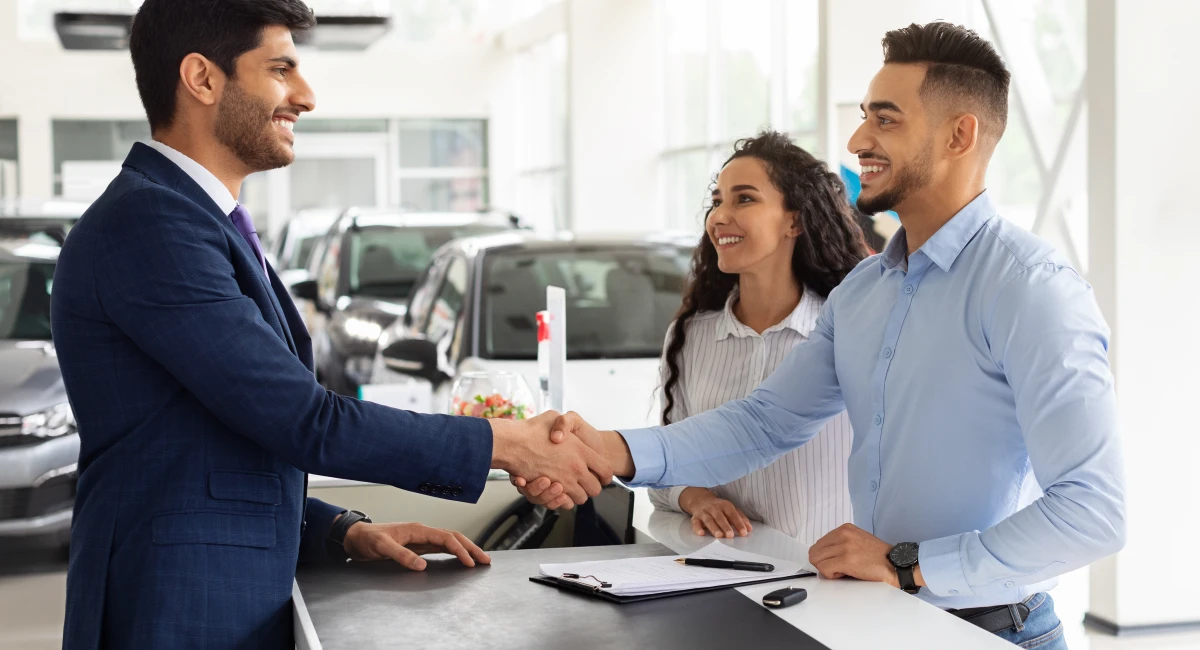 image-banner-stock-smiling-middle-eastern-man-and-woman-buying-car-1336465255.webp