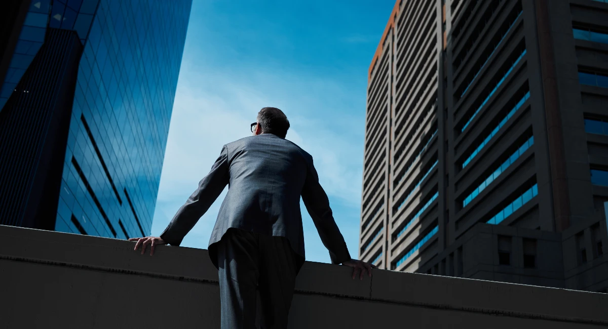 image-stock-ambius-man-looking-at-buildings-getty-1322811355.webp