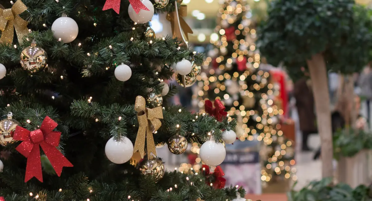 image-banner-stock-christmas-tree-with-decorations-at-shopping-626703970 (1).webp