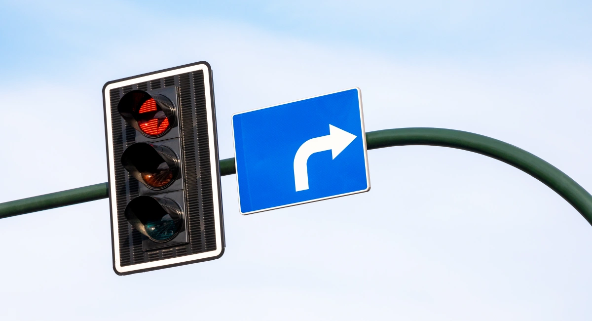 image-banner-stock-traffic-lights-red-arrow-1347560952.webp