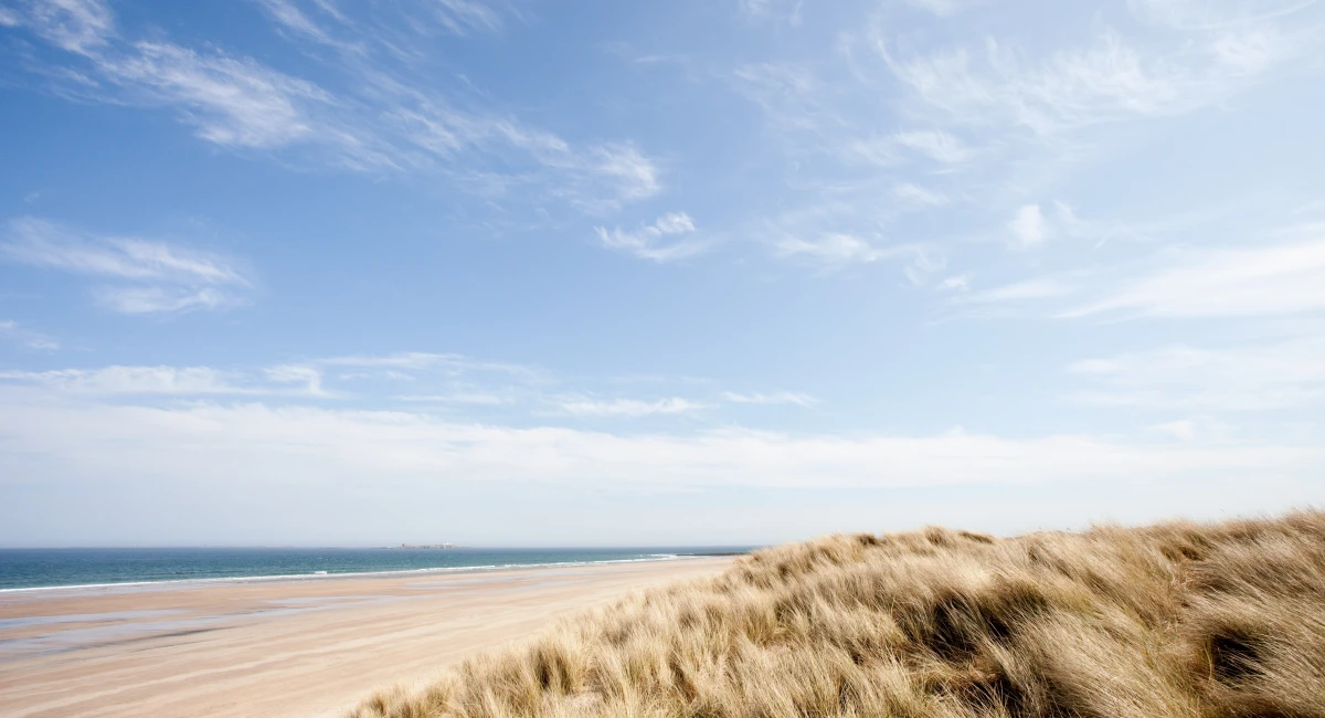 image-banner-stock-beach-at-bamburgh-141467949.webp