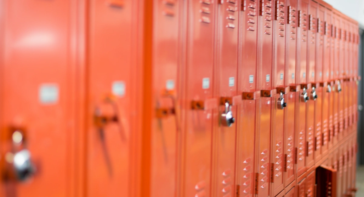 image-banner-stock-orange-lockers-963523032 (1).webp