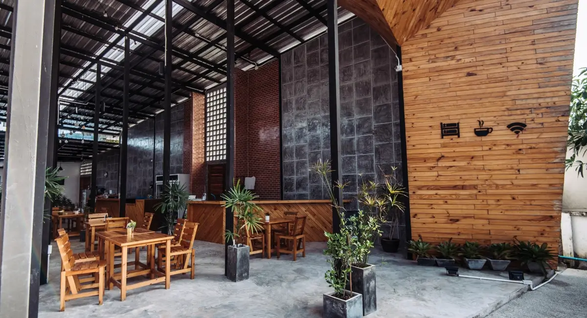 Outside sitting area with mixed metal and wood trend