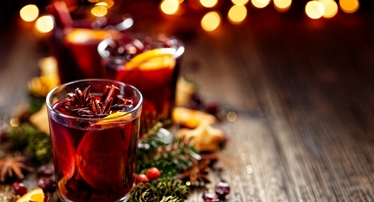 -image-banner-stock-christmas-mulled-red-wine-in-a-glass-614032262.webp