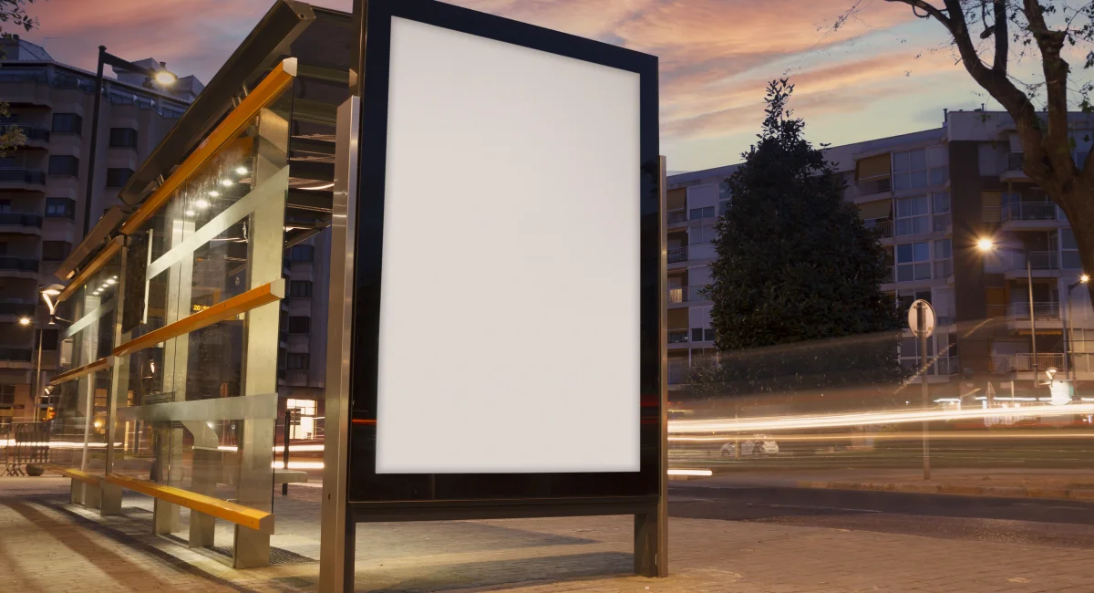 image-banner-stock-blank-advertisement-in-a-bus-stop-1283312332.webp