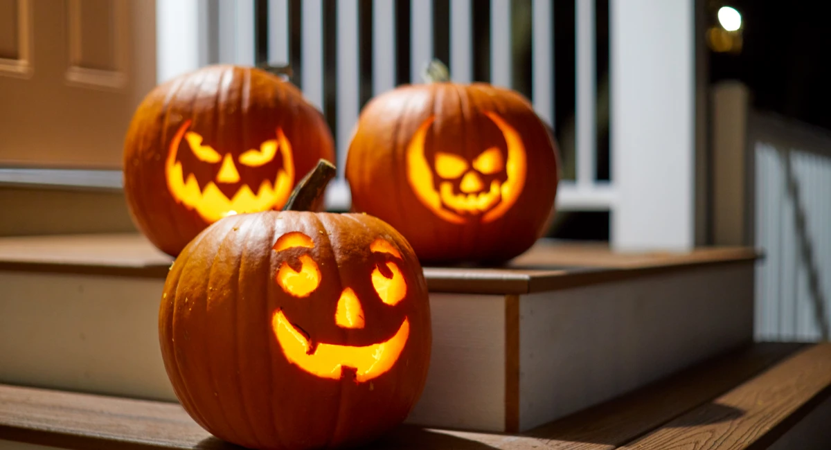 image-banner-stock-halloween-pumpkins-on-a-porch-1414087032.webp