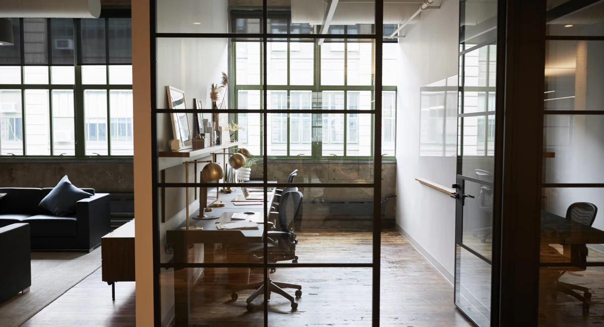 image-banner-stock-empty-glass-walled-office-booth-in-a-business-904608706.webp
