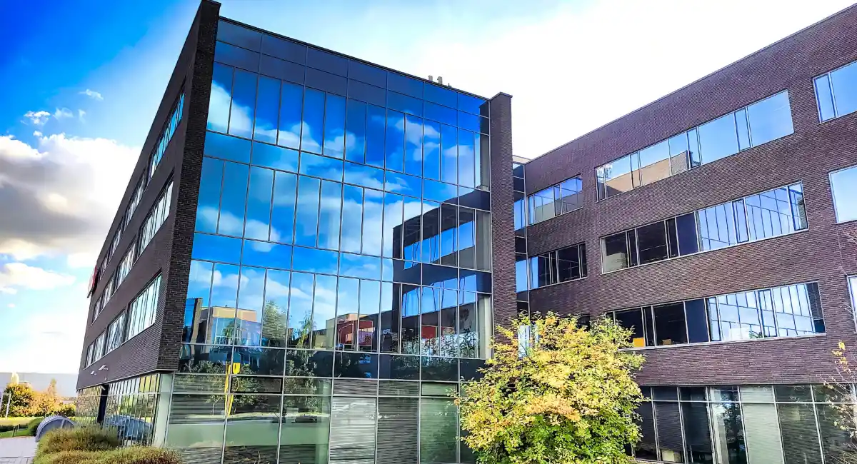 image-banner-stock-office-building-of-a-financial-company-1433054124.webp