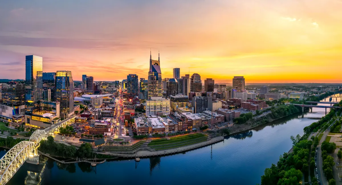 image-banner-stock-nashville-skyline-with-braodway-and-sunset-1400340461.webp