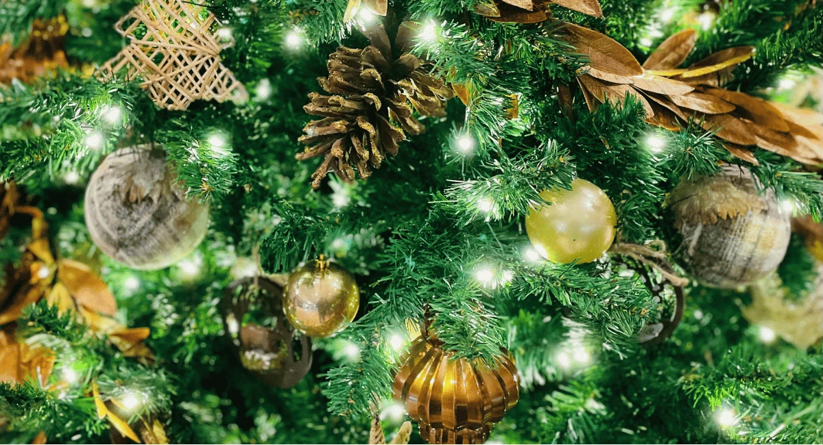 The Ambient Artisan Holiday design trend depicted on a Christmas tree.
