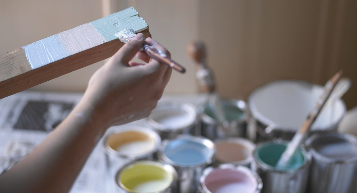 image-banner-stock-woman-painting-wooden-batton-82371668.webp