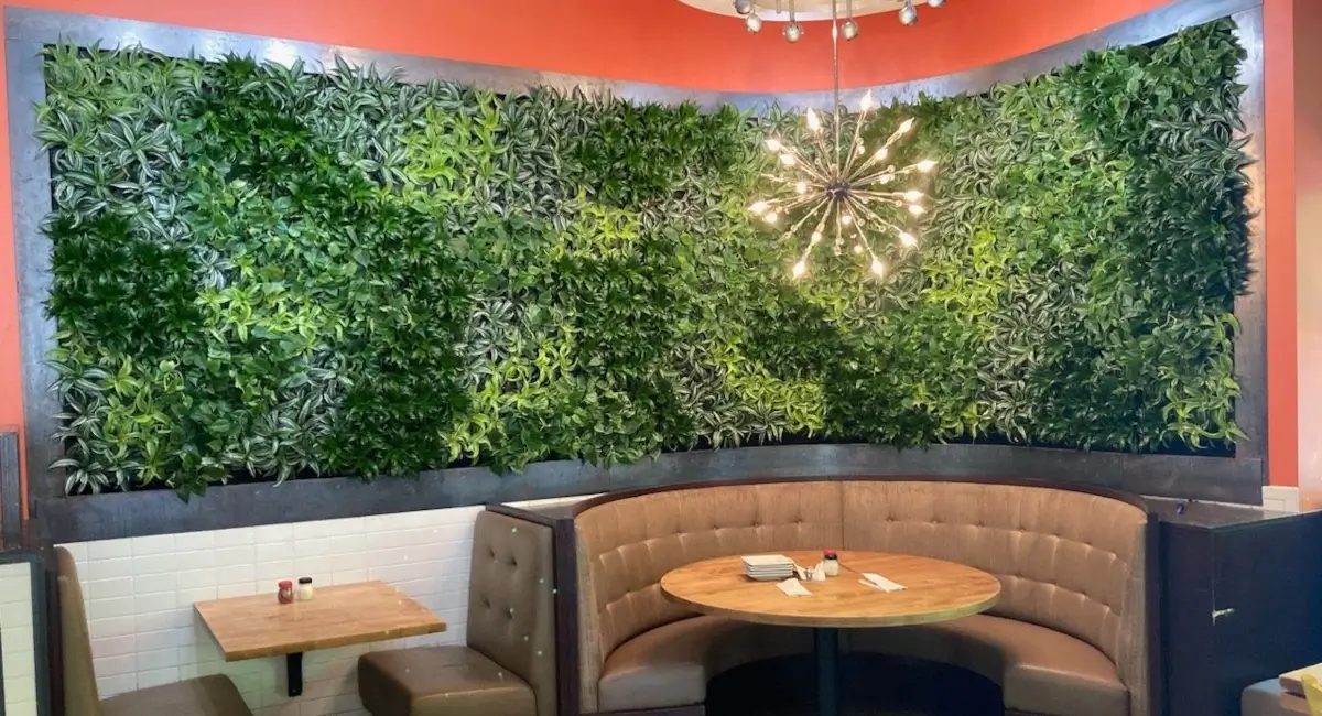 pizzeria-green-wall