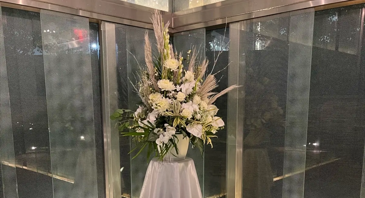 9/11 memorial white flower arrangement