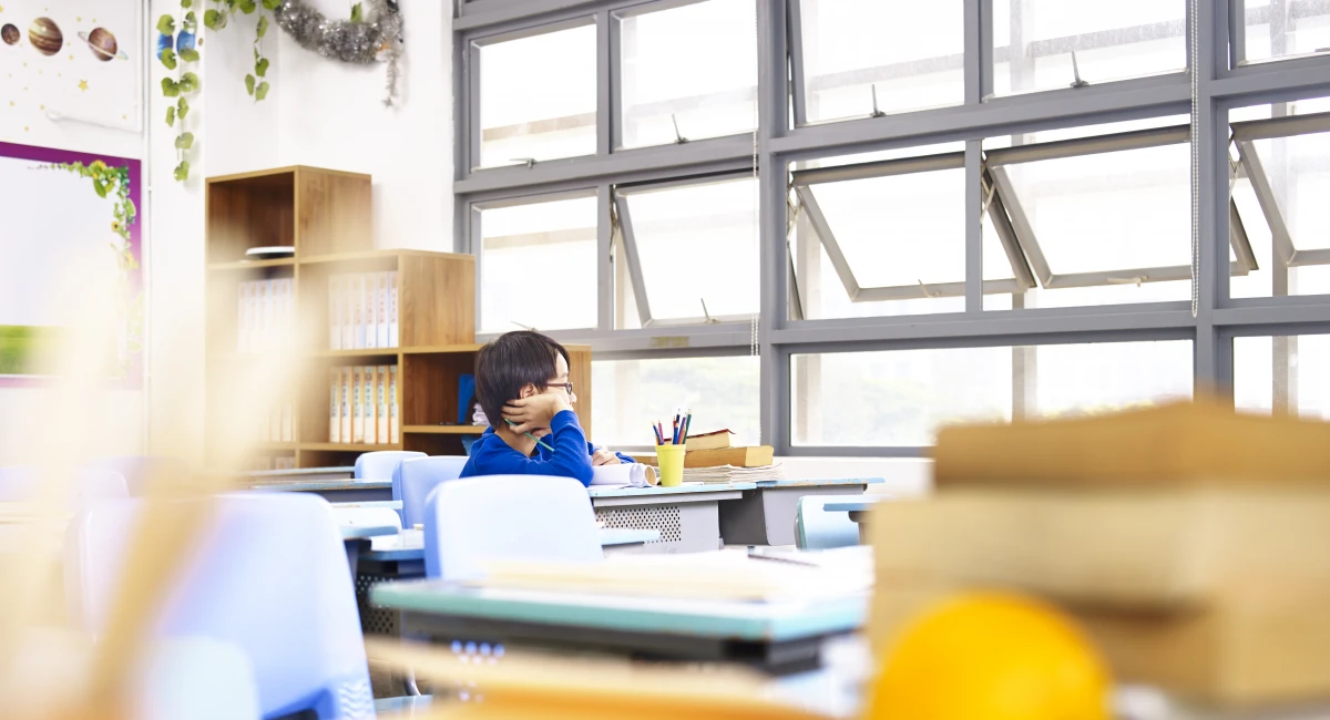 image-banner-stock-asian-elementary-school-student-sitting-alone-in-859303670.webp