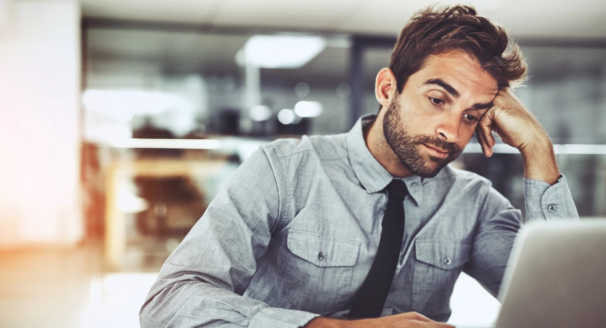 image-stock-ambius-man-stressed-working-getty-869583940.webp