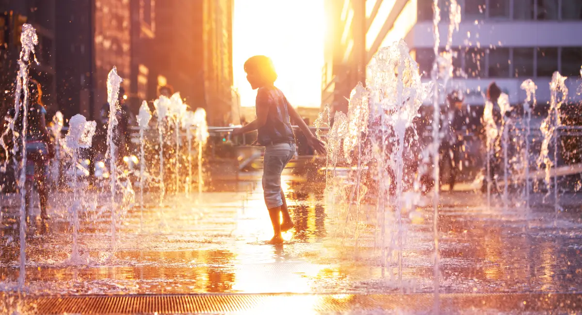 image-stock-ambius-kid-playing-in-water-getty-1210442087.webp